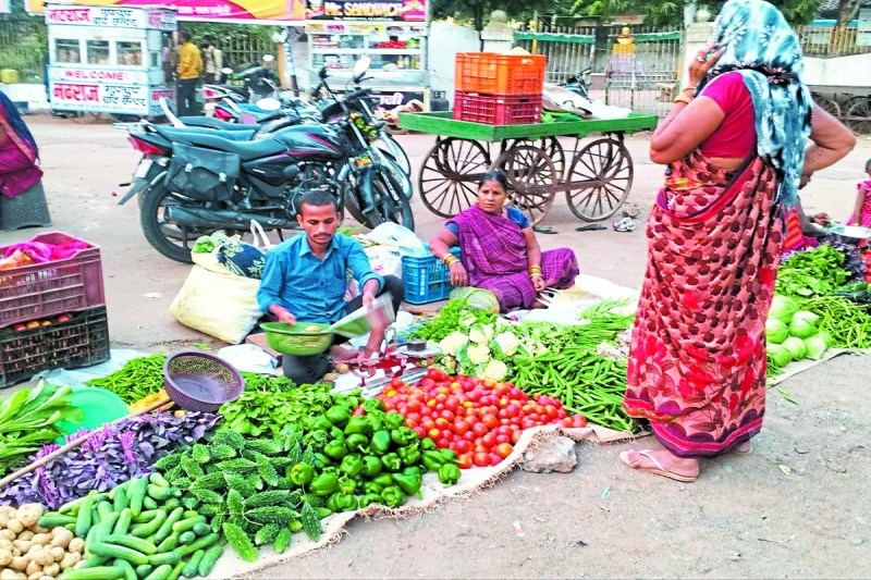 Vegetable Prices: लगातार बारिश बनी मुसीबत, बाड़ियों से आवक होते ही बढ़े सब्जियों के दाम