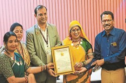CG Folk Costum: भिलाई की शांता ने बनाया वर्ल्ड रिकॉर्ड, 16000 महिलाओं को भेट की
अण्डी साड़ी - image