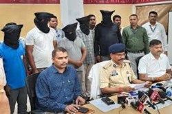 CG Fraud: रिटायर्ड महिला एजीएम को डिजिटल अरेस्ट का शिकार, 2.83 करोड़ की कर दी
ठगी, पांच आरोपी गिरफ्तार - image