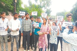 CG News: स्कूलों में अब तक नहीं पहुंची किताब, छात्र संगठन ने किया प्रदर्शन,
कटोरा भेंट कर दी गई चेतावनी - image