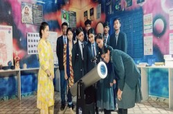 CG News: धमाकों से कांपने वाला बीजापुर अब बना विज्ञान जिला, टेलीस्कोप से
ब्रह्मांड को निहार रहे नक्सलगढ़ बच्चे - image