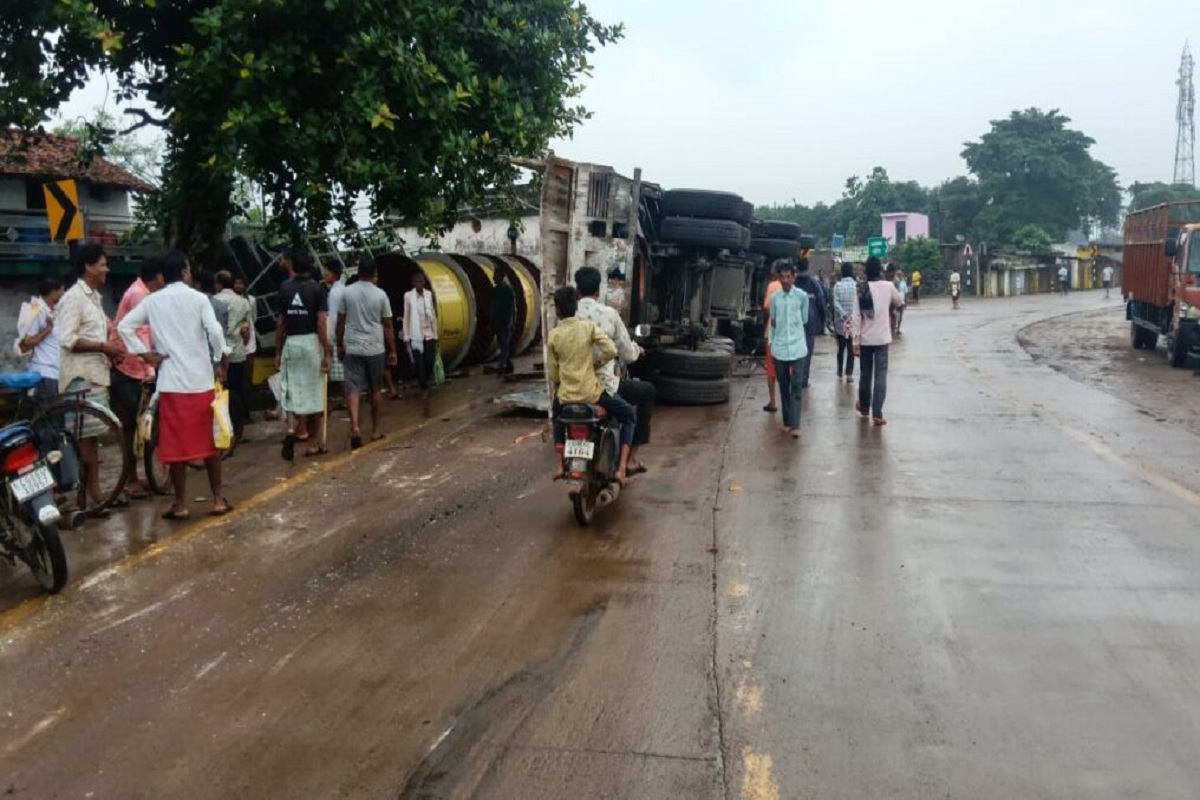 CG News: खड़े मेटाडोर को तेज रफ्तार ट्रक ने मारी टक्कर, दोनों वाहन पलटे, देखें
वीडियो