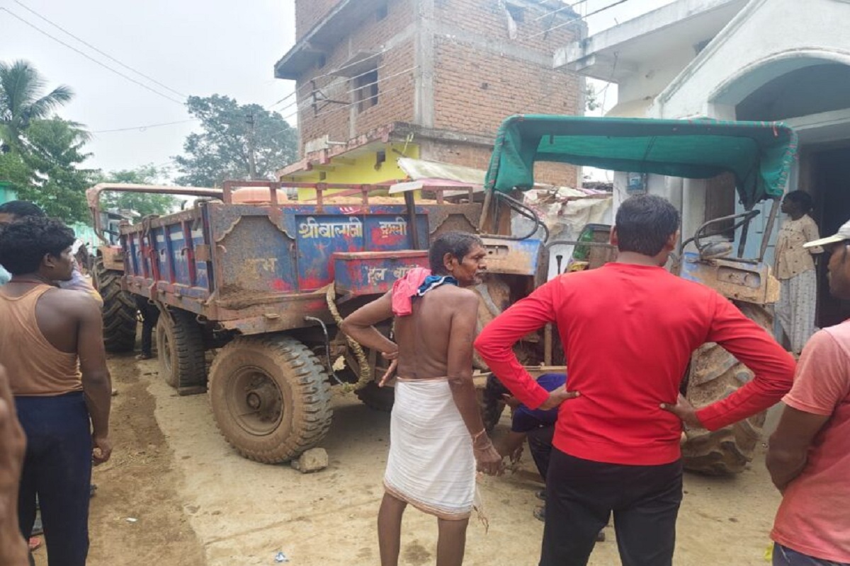 CG News: अधिकारी को देख घर में जा घुसा ट्रैक्टर, खदान में मची अफरा-तफरी, देखें
वीडियो