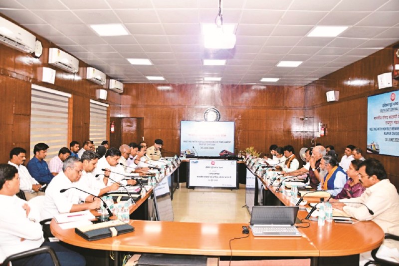 CG News: ट्रेनों की लेटलतीफी को लेकर भड़के सांसद बृजमोहन अग्रवाल, बोले- दो साल में छत्तीसगढ़ रेलवे की स्थिति होगी बेहतर