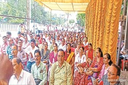CG News: युक्तियुक्तकरण से नाराज शिक्षक, स्कूल छोड़कर धरने पर बैठे, बच्चों की
पढ़ाई प्रभावित - image