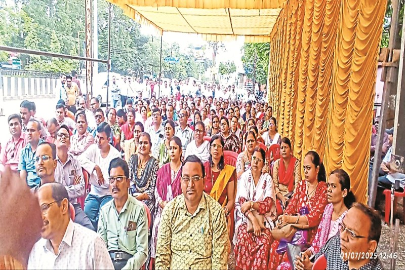 CG News: युक्तियुक्तकरण से नाराज शिक्षक, स्कूल छोड़कर धरने पर बैठे, बच्चों की पढ़ाई प्रभावित