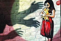 पिता बना हैवान… बेटी से छेड़छाड़, पत्नी से मारपीट कर लाखों के जेवर और स्कूटी
लेकर हुआ फरार, फिर जाने क्या हुआ - image