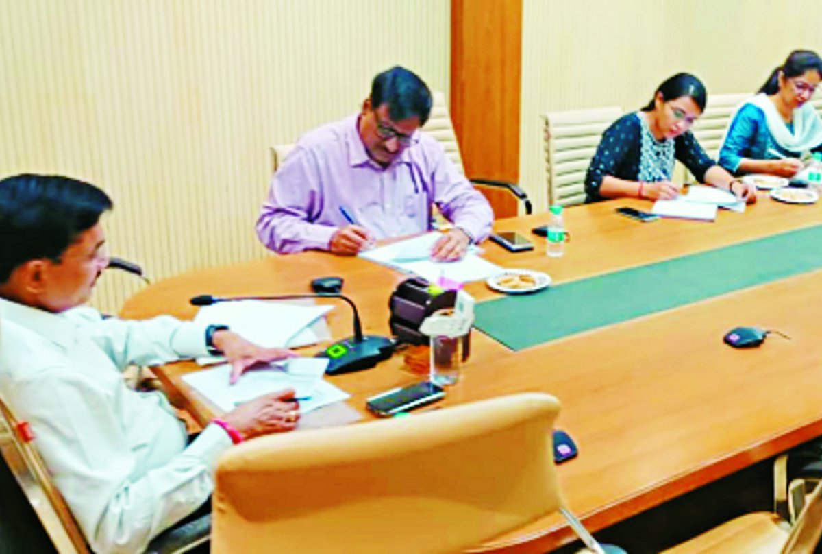 निर्माण कार्य में लापरवाह हों ठेकेदार, तो उन्हें तत्काल हटाएं
