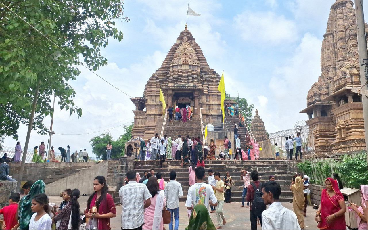 सावन के पहले सोमवार को शिवभक्ति में सराबोर हुए भक्त, जटाशंकर से मतंगेश्वर तक
उमड़ा आस्था का सैलाब