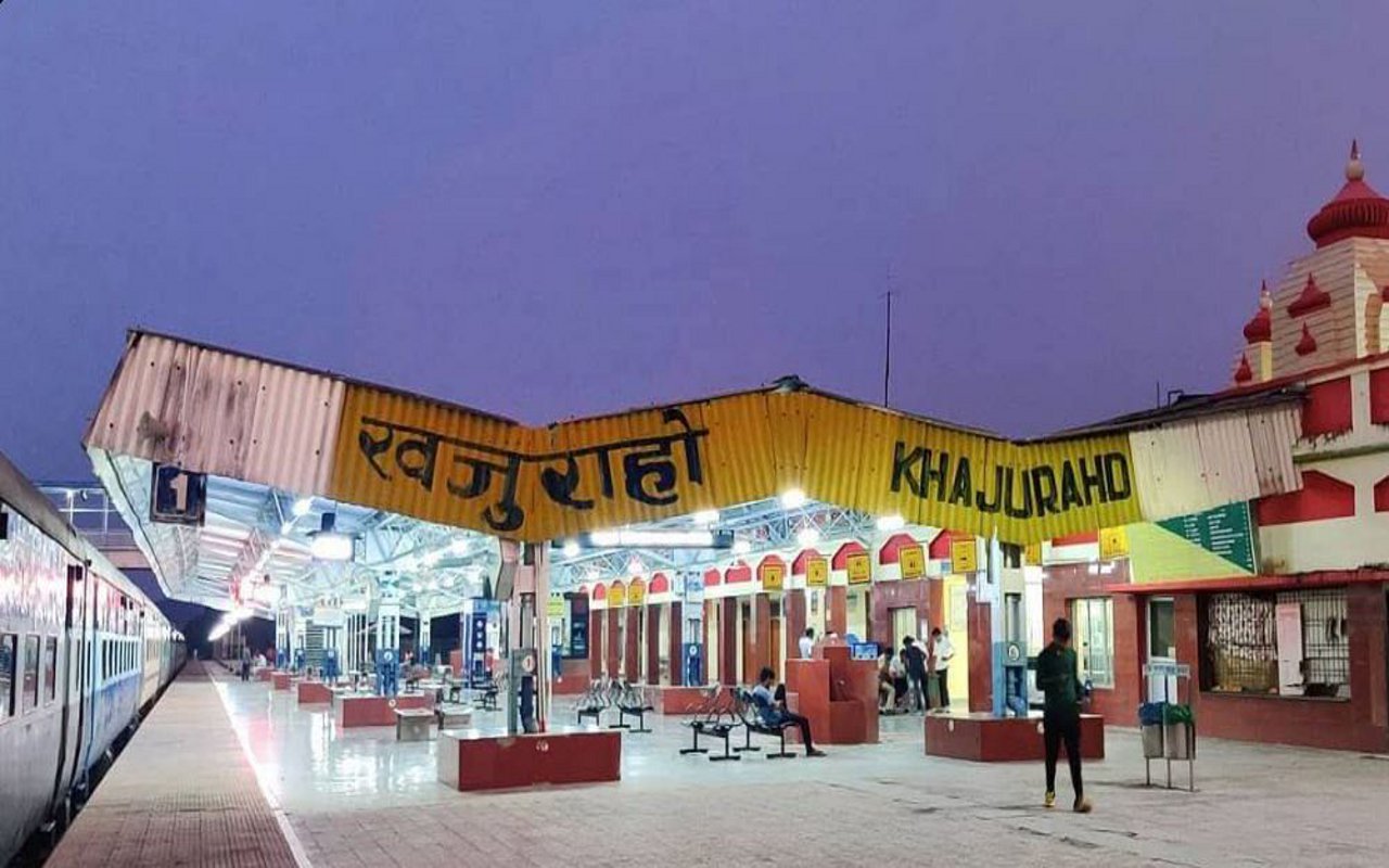 खजुराहो रेलवे स्टेशन पर 230 करोड़ की लागत से बन रही एयरपोर्ट जैसी सुविधाएं, काम
की रफ्तार बढ़ी