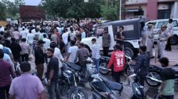 चूरू में नाबालिग बच्चे की हत्या, अस्पताल में भारी संख्या में उमड़ी भीड़, पुलिस
बल तैनात - image