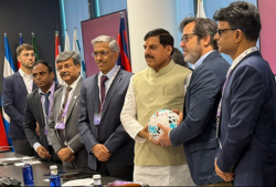 विमान से मैड्रिड पहुंचे डॉ. मोहन यादव, स्पेन के ला लिगा अधिकारियों ने सीएम को
भेंट की फुटबॉल - image