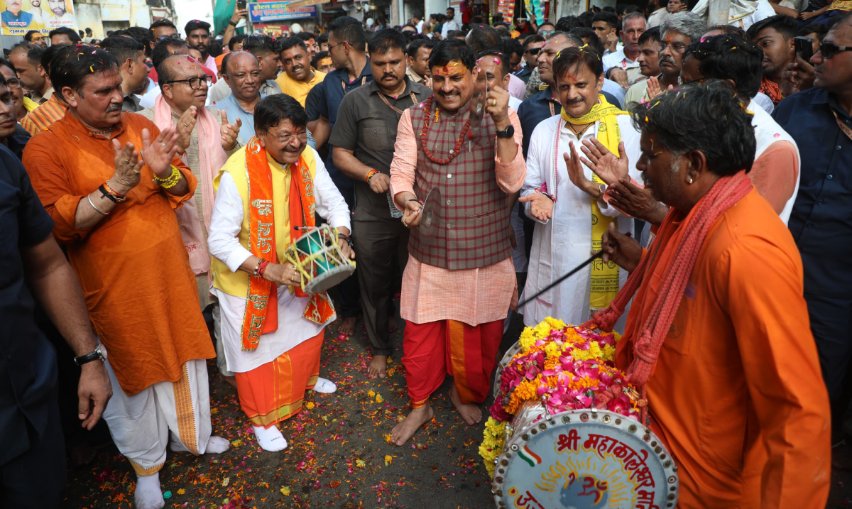 CM Mohan Yadav played cymbals Vijayvargiya played damru