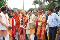 कांवड़ उठा कंधों पर रखी और पैदल चल पड़े डॉ. मोहन यादव, एमपी के सीएम ने शुरु की
कांवड़ यात्रा - image