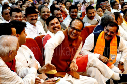 शिवराज सिंह चौहान को बड़े अधिकारी ने रोका… फिर क्या हुआ कि हंसने लगी दिग्गजों की
टोली - image
