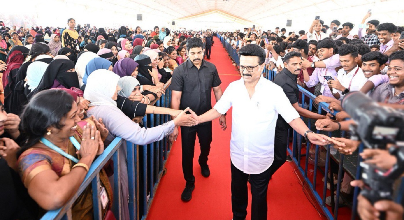 गांधी की विचारधारा अपनाएं, गोडसे के समर्थकों से दूर रहें : स्टालिन - image