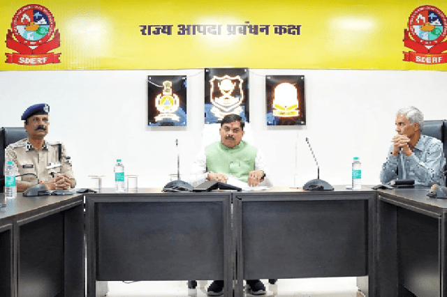 भोपाल के पुलिस हेडक्वार्टर में अधिकारियों के साथ बाढ़ के ताजा हालातों की समीक्षा करते मुख्यमंत्री डा. मोहन यादव। (फोटो-सीएम एक्स)