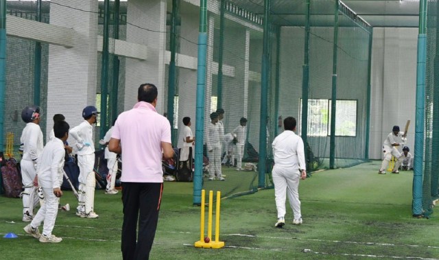 आरडीसीए मैदान में आयोजित चयन स्पर्धा में गेंदबाज व बल्लेबाज अपना हुनर दिखाते हुए।