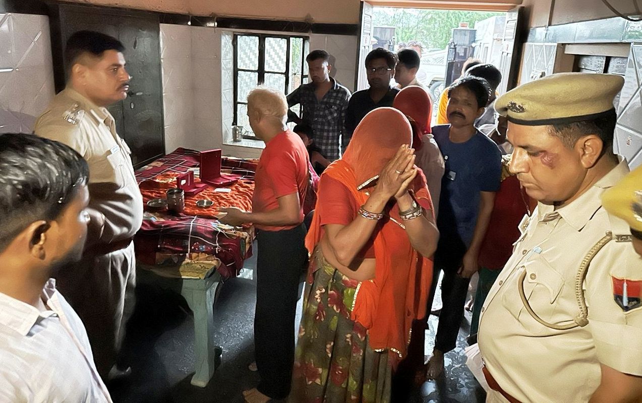 दिनदहाड़े घर पर धावा, लाखों की नकदी व जेवर पर हाथ साफ