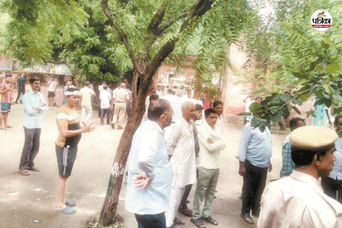 दौसा के सरकारी स्कूल में छात्राओं से छेड़छाड़ करता था टीचर, भड़के ग्रामीणों ने
किया हंगामा; आरोपी शिक्षक निलंबित