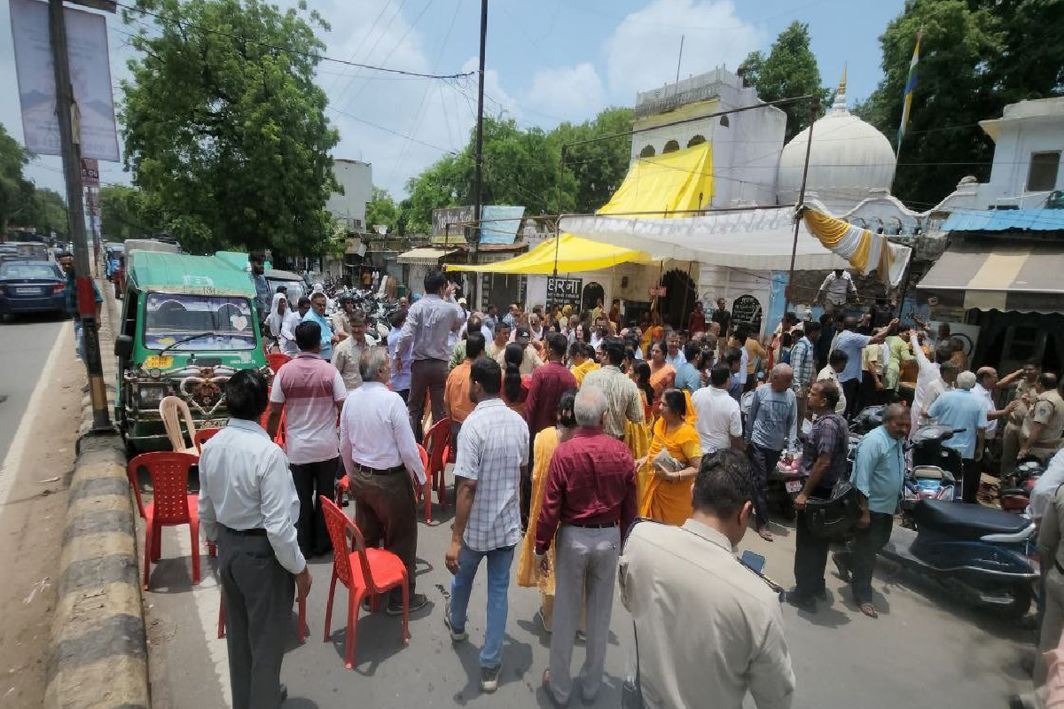 चुपचाप तोड़ दी 500 साल पुराने जैन मंदिर की दीवार, भाजपा नेता पर भी लगे आरोप