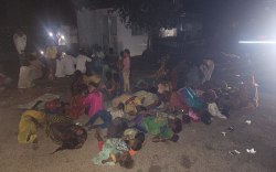 अंधेरे में बैठे रहे महिलाएं और बच्चे, रात डेढ़ बजे समझाइश के बाद खत्म हुआ धरना,
सुबह तीन पुलिसकर्मी निलंबित - image