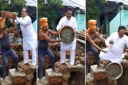 अच्छी फोटो नहीं आई तो दोबारा किया ट्राई और तगाड़ी समेत गहरे गड्ढे में जा गिरे
डॉक्टर साहब - image