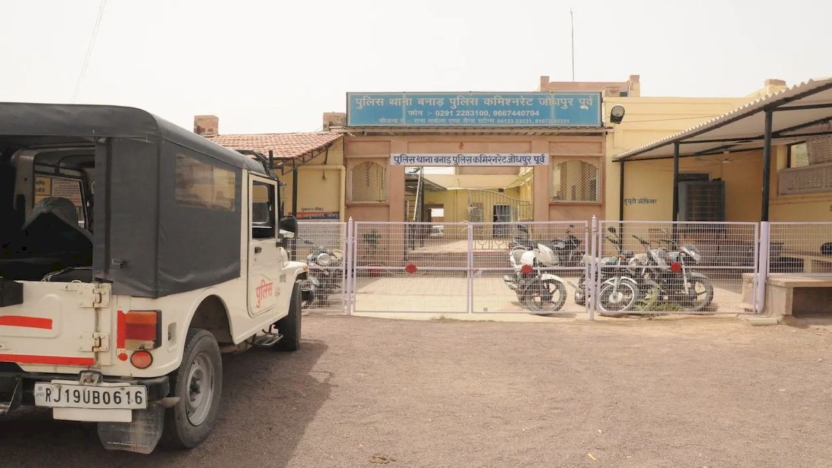 घर में छापा, ड्रग्स के साथ नौ लाख रुपए जब्त