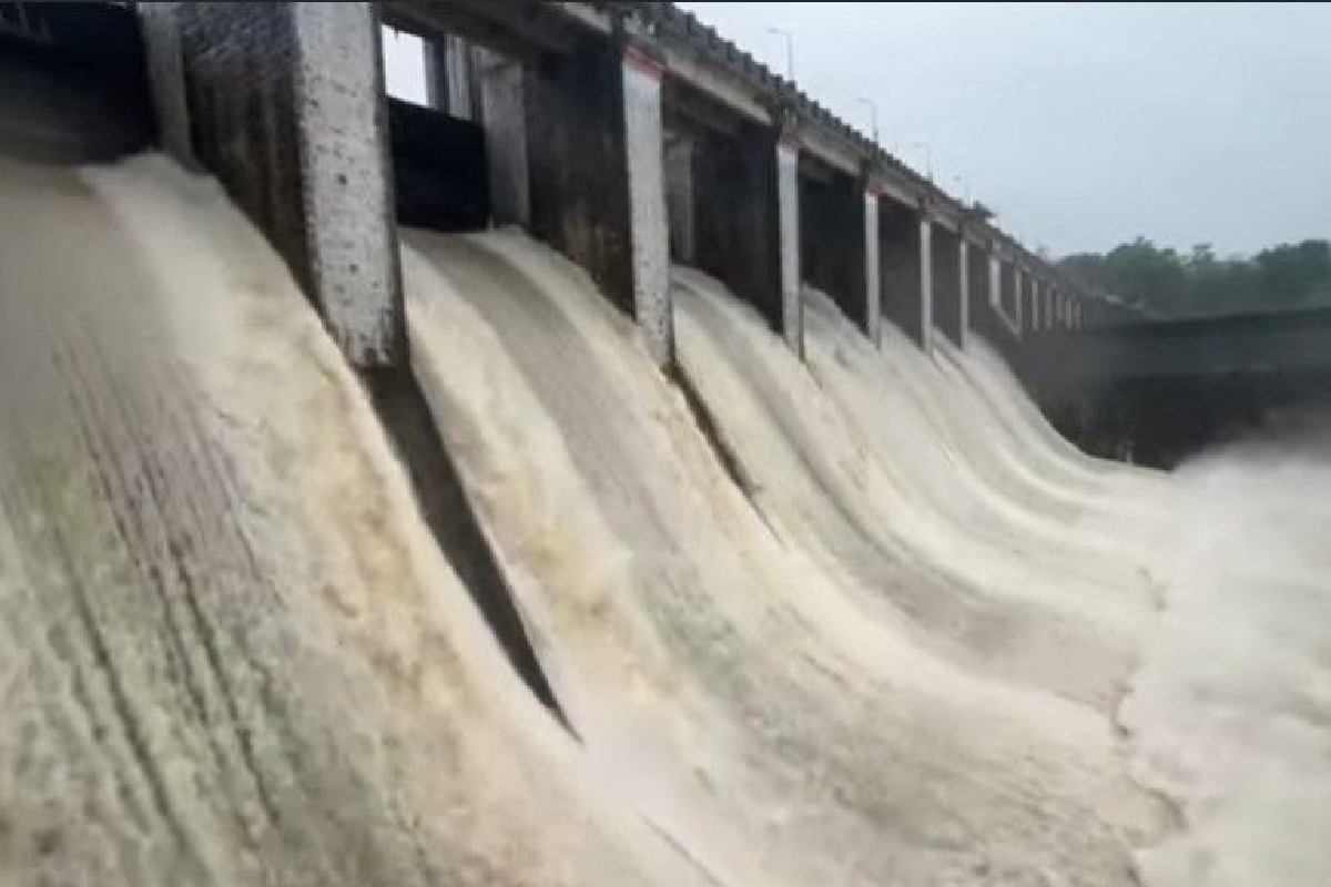 ‘मूसलाधार’ बारिश ने मचाई तबाही, नदी में पानी बढ़ने से बाढ़ जैसे हालात, बह गई नई
नवेली सड़कें, गांवों से टूटा संपर्क
