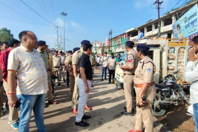 bulldozer action on illegal enroachment shops pitambara peeth mandir (फोटो सोर्स- कलेक्टर दतिया एक्स हैंडल)