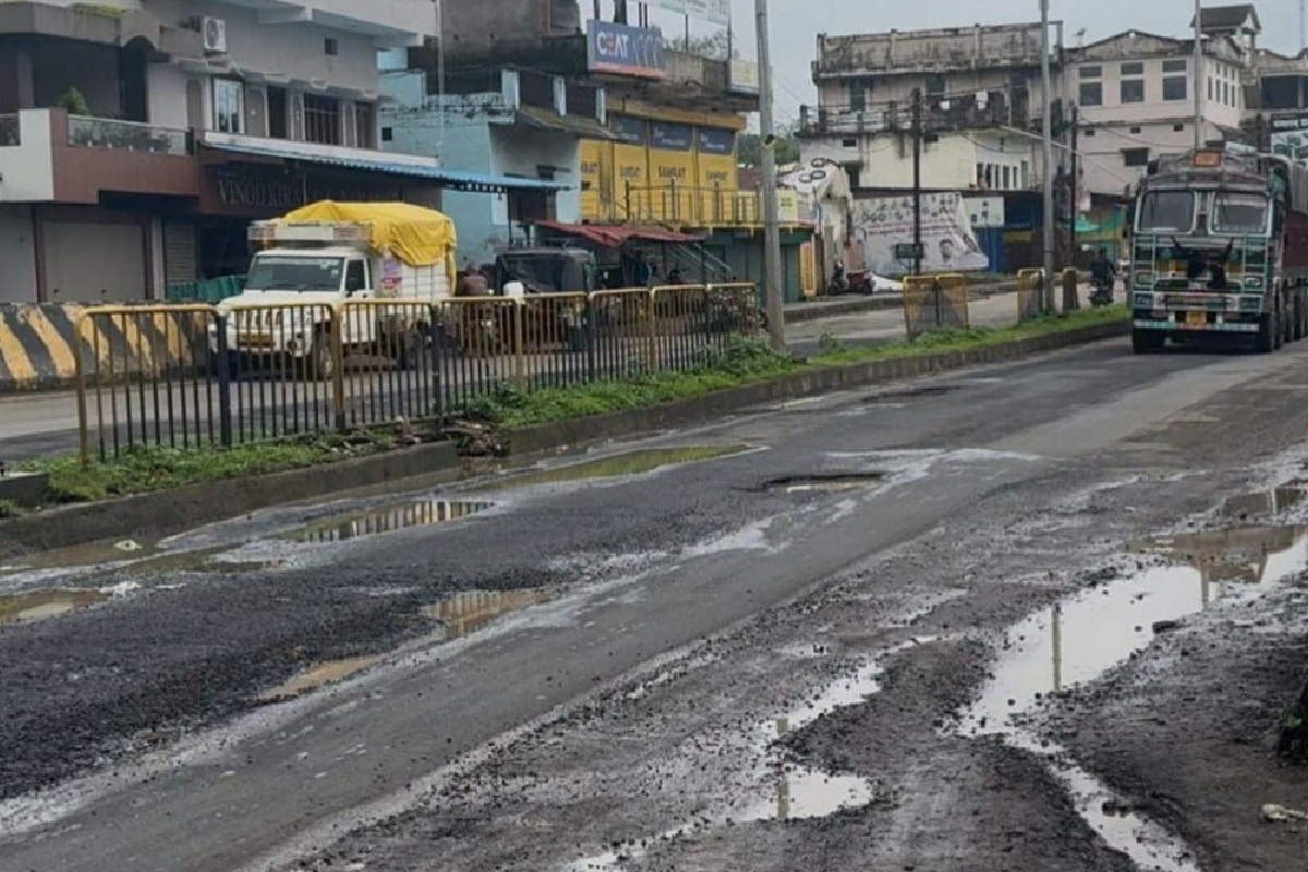 बारिश में उड़े नेशनल हाईवे के परखच्चे, 53 करोड़ में हो रहा था रिपेयर, जनता में
आक्रोश