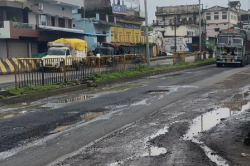 बारिश में उड़े नेशनल हाईवे के परखच्चे, 53 करोड़ में हो रहा था रिपेयर, जनता में
आक्रोश - image