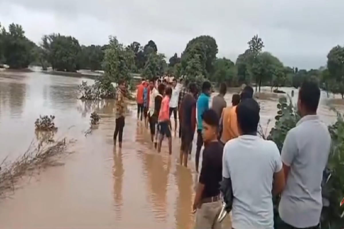 झमाझम बारिश ने बरपाया कहर, 50 गांवों से टूटा संपर्क, उफान पर नदी-नाले