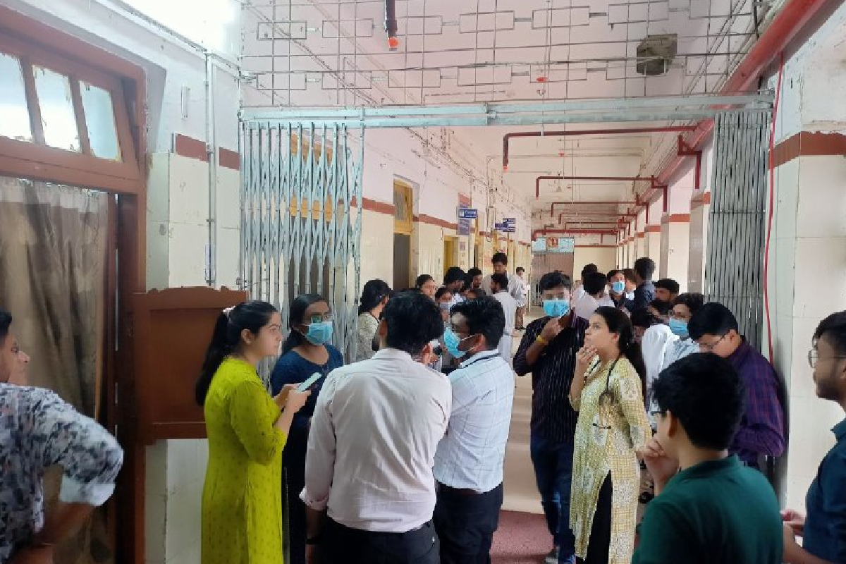Video News: महिला की मौत को लेकर आपस में भिड़ गए डॉक्टर और अटेंडर