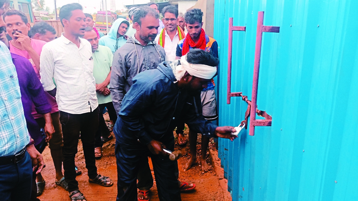 किसानों को यूरिया वितरण करने के मामले मेंं बुधवार को नगर के मथाई चौक स्थित निजी संगवारी कृषि केंद्र मेंं 24 किसानों से 35 बैग यूरिया वितरण करने संचालक ने पॉस मशीन मेंं अंगूठा लगवाकर यूरिया खत्म होने की जानकारी दी, जिससे किसान दुकान मेंं धरना प्रदर्शन पर बैठ गए।