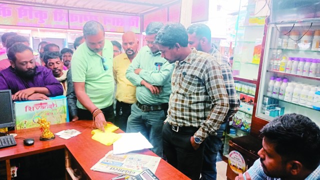 डौंडी तहसीलदार देवेंद्र नेताम, आरआई एसएन सोनेश्वर, आवारी सर्कल आरआई भारत भूषण ने मोर्चा संभाला और कृषि केंद्र संचालक की जानकारी ली।