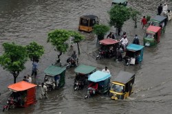 पड़ोसी देश पाकिस्तान में बारिश का कहर, 11 लोगों की मौत, ड्रेनेज सिस्टम चौपट - image