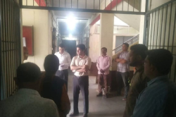 कलेक्टर ने एक मिनट में खोली पोल, अधिकारी बता रहा था होशियारी - image