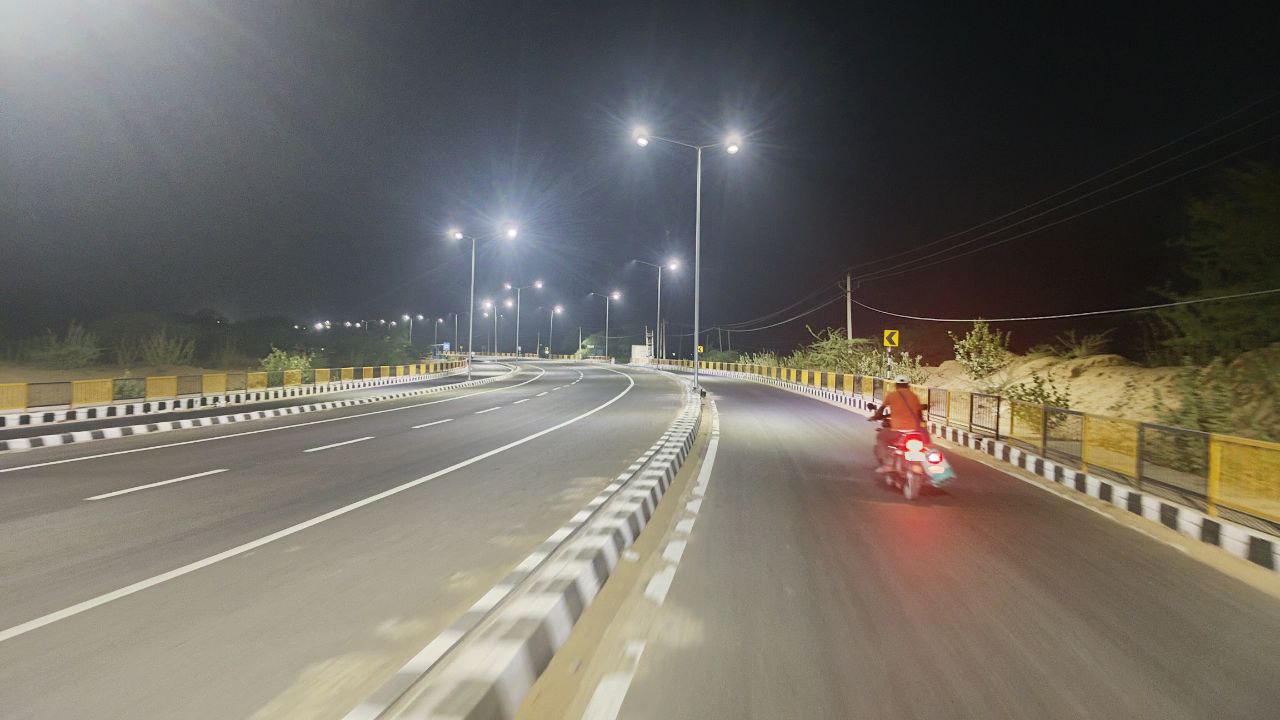 सामरिक महत्व की सड़कजुड़ी हाइवे से, सीमा पर सैन्य सुविधाओं को मजबूती मिली