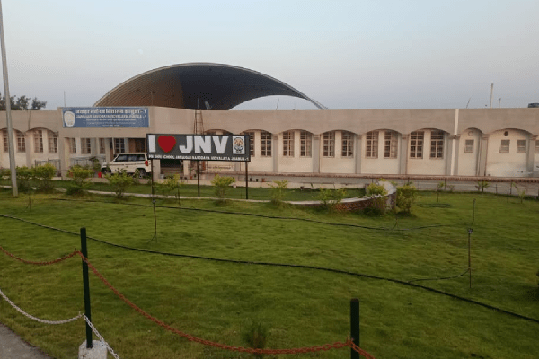 students broke out of school jhabua caught at indore railway station mp news