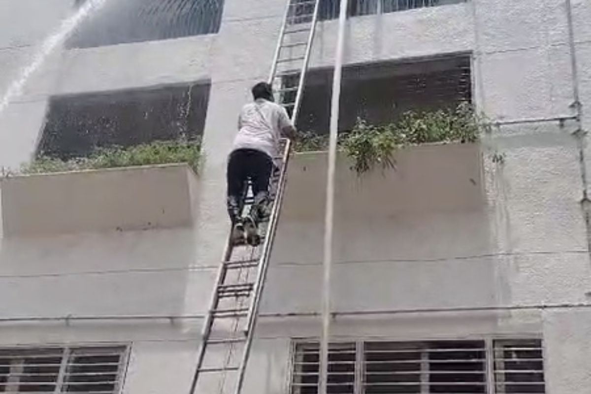 वैशाली की डिजाइन आर्क सोसाइटी में भीषण आग, दमकल की मुस्तैदी से टला बड़ा हादसा