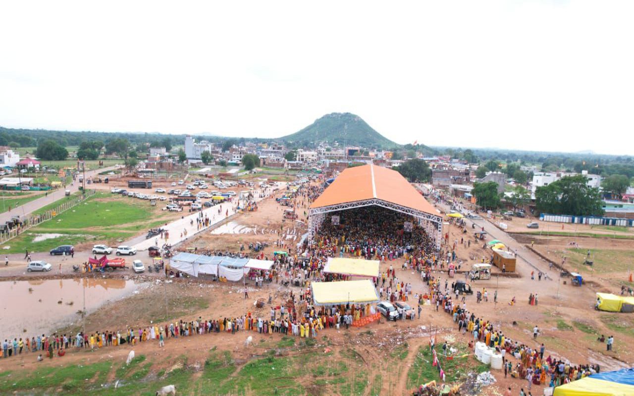 गुरु पूर्णिमा पर बागेश्वर धाम में उमड़ा आस्था का सैलाब, बागेश्वर महाराज ने कहा-
गुरु ही पूर्ण मां हैं