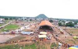 गुरु पूर्णिमा पर बागेश्वर धाम में उमड़ा आस्था का सैलाब, बागेश्वर महाराज ने कहा-
गुरु ही पूर्ण मां हैं - image