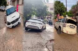ग्वालियर में रोड धंसने से समा गईं चलती कारें, देखें वीडियो - image
