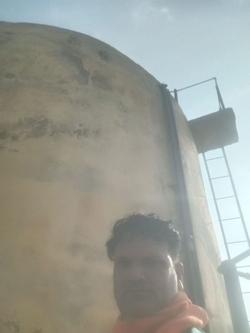 हनुमानगढ़ जिले में गोलूवाला निवादान का युवक पेट्रोल लेकर चढ़ा टंकी पर, न्याय नहीं मिलने पर दे रहा आत्महत्या की चेतावनी