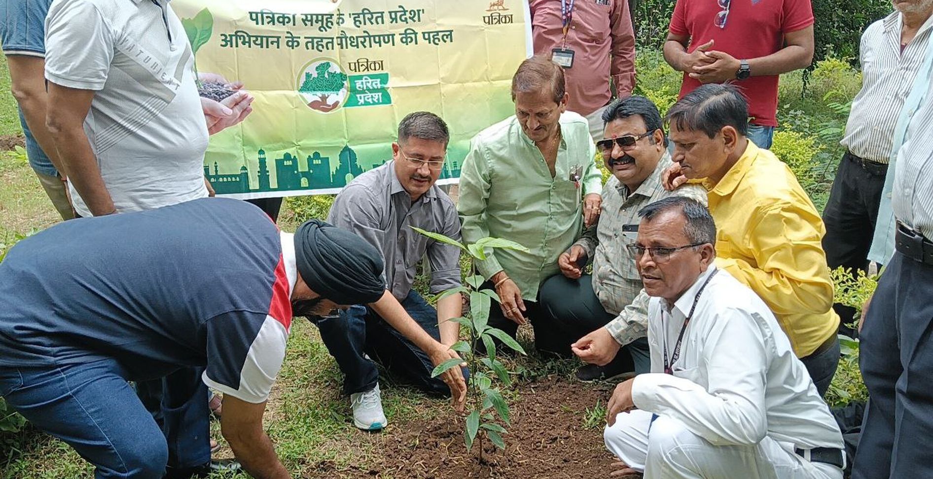 पत्रिका हरित प्रदेश… कलेक्ट्रेट बगिया में हुआ पौधरोपण, लगाए फलदार, छायादार पेड़