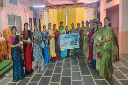 सावन के गीतों के साथ पौधे बांटे, हर घर में पौधा लगाने के साथ रक्षा का दिलाया
संकल्प - image