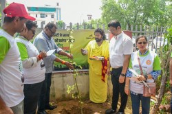 जयपुर में हरियाळो राजस्थान अभियान : किसी ने दिवंगत माता-पिता तो किसी ने बच्चों
के नाम रोपा पौधा - image