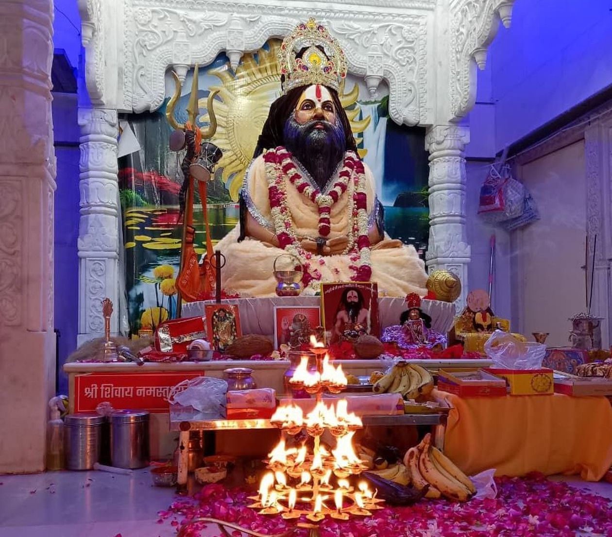 बलिहारी गुरु आपकी…. शिष्यों ने बनवाए गुरुदेव के मंदिर, प्रतिमाओं की करते
आरती-पूजा