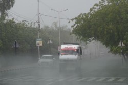 Heavy Rain Alert: राजस्थान के जालोर में 4 और सिवाना में 3 इंच वर्षा, 5 दिन भारी
बारिश का बड़ा अलर्ट - image